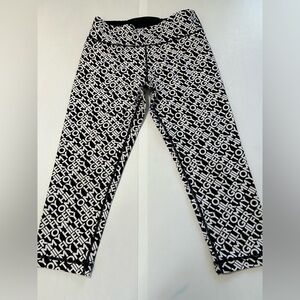 Tommy Hilfiger women’s size M  Capri leggings with logo‎ print black-and-white